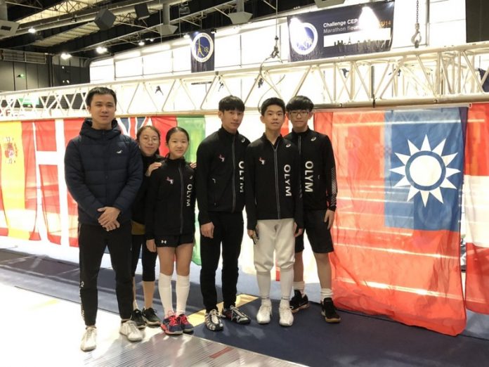 les escrimeurs fleurettistes taiwanais remettent leur drapeau durant le marathon du fleuret CEP de Paris 2020 (photo comité d'escrime olympique)
