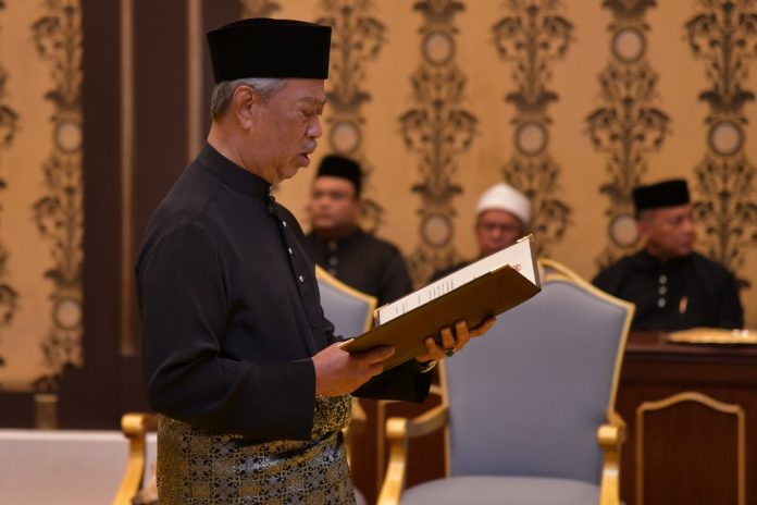 Le nouveau premier ministre de Malaisie Muhyiddin Yassin prête serment le 1er mars 2020 (Image : AFP)