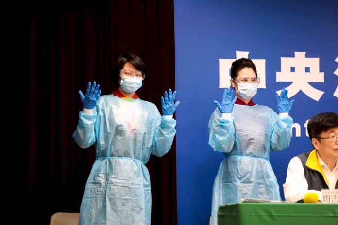 Démonstration du code vestimentaire des hôtesses de l'air à compter du 1er avril (Photo Ministère de la Santé)