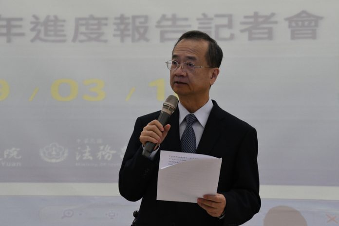 Hsu Tzong-li (許宗力) rapportant les nombreuses améliorations sur la justice apportées lors de son 5e rapport semestriel (photo CNA)