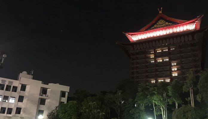 Affichage du chiffre cinq sur le grand hôtel pour le cinquième jour consécutif sans nouveau cas de COVID-19 (photo Valentin Floquet RTI)
