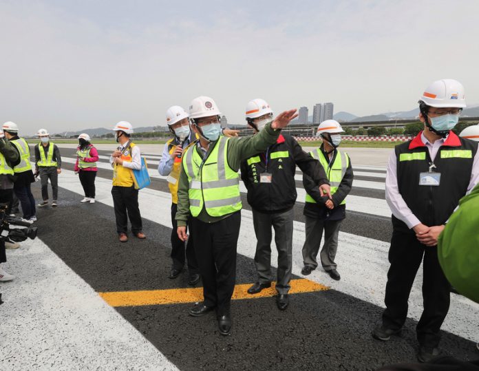 Le ministre Lin Chia-lung inspecte les travaux de rénovation à l'aéroport Songshan de Taipei (photo CNA)