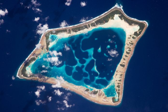 Vue aérienne de l'atoll d'Atafu, un des trois atolls formant l'archipel des Tokelau (Image : Flickr - Department of Foreign Affairs and Trade - https://flic.kr/p/ktiNLc)