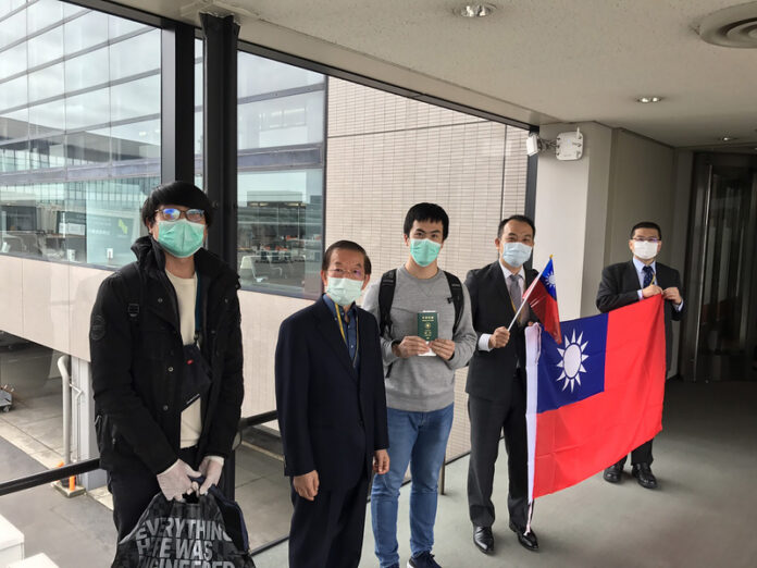 Le représentant taiwanais au Japon Frank Hsieh (2e à g) accueille les Taiwanais qui arrivent depuis la Russie à l'aéroport de Narita (Photo CNA)