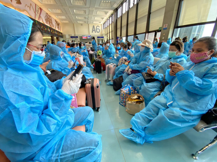 Les passagers d’un vol charter opéré par Vietnam Airlines se sont rendus à l’aéroport de Taoyuan dès hier soir pour un embarquement prévu cet après-midi à 14h (Image : CNA)
