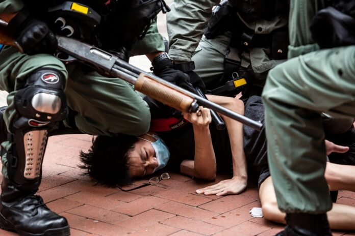 Un homme est plaqué au sol par la police lors d'une manifestation contre la loi sur la sécurité nationale à Hong Kong, dimanche 24 mai (Image : AFP)
