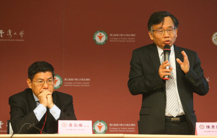 Chan Chang-chuan et Chen Hsiu-hsi représentants de la faculté de santé publique de la NTU (photo CNA)