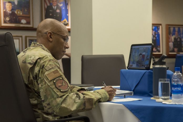 Le général des forces armées de l'air américaines de la région Pacifique Charles Q Brown Junior en visioconférence avec Taiwan concernant l'après Covid-19 (photo PACAF)