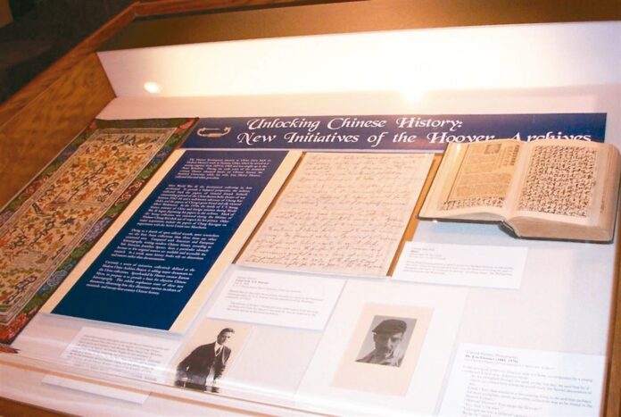 L'exposition des journaux intimes de Tchang Kaï-chek et de Chiang Ching-kuo à la Hoover Institution en 2005 (Photo d'archives de CNA)