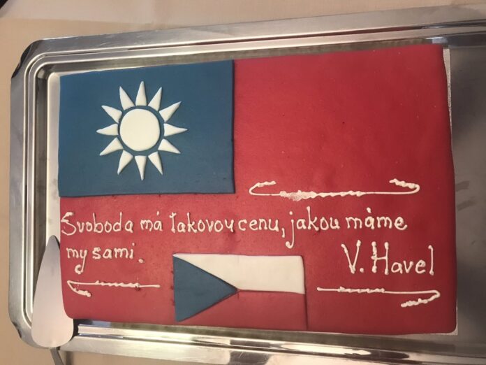 Le président du Sénat tchèque a reçu un gâteau symbolisant l'amitié entre Taïwan et la République tchèque, après que ce dernier a annoncé son intention de se rendre à Taïwan le 30 août prochain (Image : Compte Twitter du député tchèque Jan Bartošek)