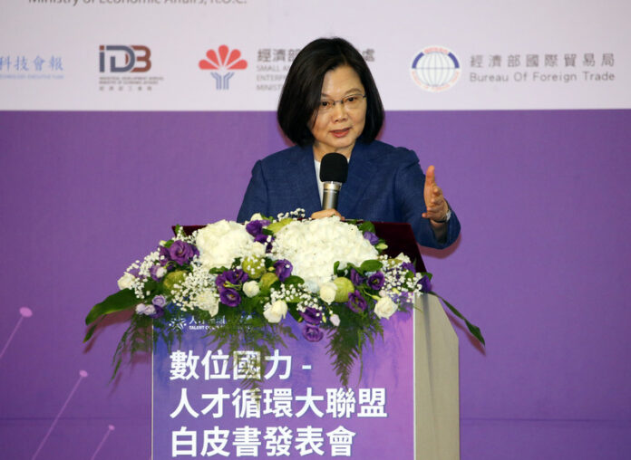 Tsai Ing-wen lors de la publication du livre blanc de l’alliance pour le plan de circulation des talents(Photo CNA)