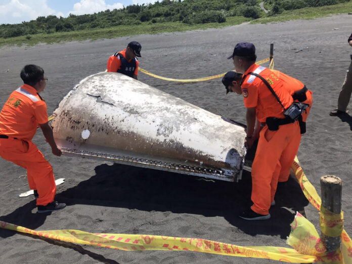 Un objet non identifié avec l'inscription en chinois simplifié retrouvé sur la plage de Yilan (Photo des Garde-côtes)