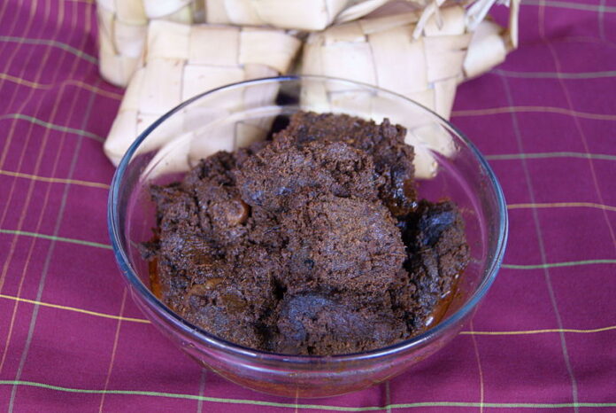 Le rendang, plat traditionnel indonésien originaire de Sumatra, est un bœuf caramélisé dans de la crème de coco et des épices (Image : Wikimedia Commons - Sakurai Midori)
