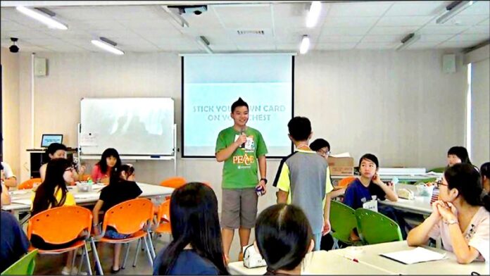 Huang Poh-shih, lors d'un atelier bénévole (photo fournie par le bureau de l'éducation du Nouveau Taipei)