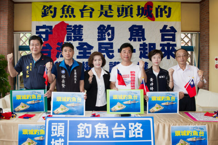 La maire d'Yilan Lin Zi-miao invite la présidente Tsai Ing-wen à aller fixer une plaque de rue sur les îles Diaoyutai (Photo du conseil municipal d'Yilan)