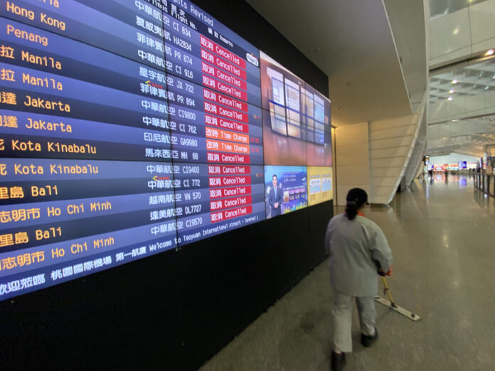 Tableau d'affichage annonçant l'annulation généralisée des vols à l'aéroport de Taoyuan pendant le Covid-19 (photo CNA)