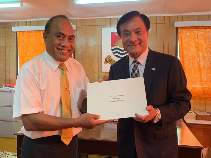 Il y a moins d'un an, en juin 2019 le premier ministre des Kiribati Taneti Maamau et le président du Yuan législatif de l'époque Su Jia-chyuan, se rencontraient à l'occasion des 40 ans de l'indépendance des Kiribati. La rupture displomatique entre Taïwan et les Kiribati est ensuite intervenue en septembre de la même année (Image : Cabinet de Su Jia-chyuan)