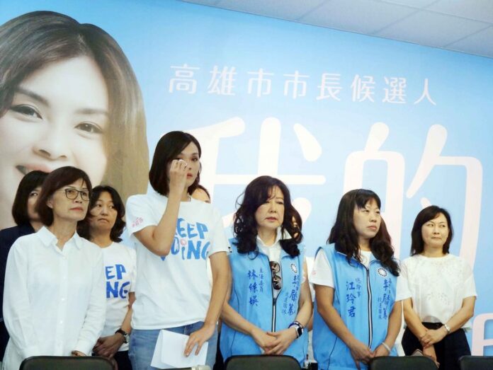 La candidate KMT à la mairie de Kaohsiung Li Mei-jhen a tenu une conférence de presse aujourd'hui suite à des accusations de plagiat concernant son mémoire de master à l'Université Sun Yat-sen (Image : CNA)
