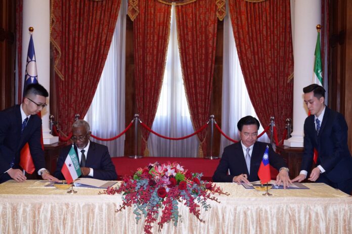 Rencontre, en février, entre le ministre taiwanais Joseph Wu et son homologue somalilandais, le ministre Yasin Hagi Mohamoud (Image : ministère des Affaires étrangères)