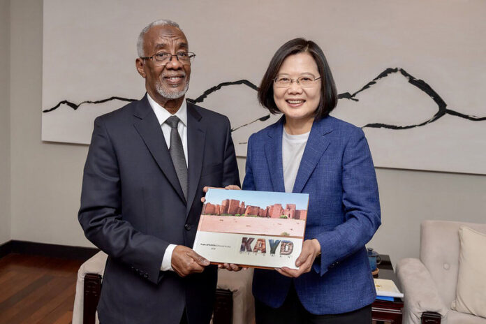 Le ministre des Affaires étrangères Yasin Hagi Mouhamoud Hiir du Somaliland avec la présidente Tsai Ing-wen en février 2020 (Photo CNA)