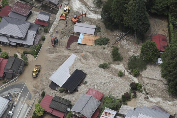 Les glissements de terrain provoqués par de grandes pluies dans le centre du Japaon (The Yomiuri Shimbun via AP Images )