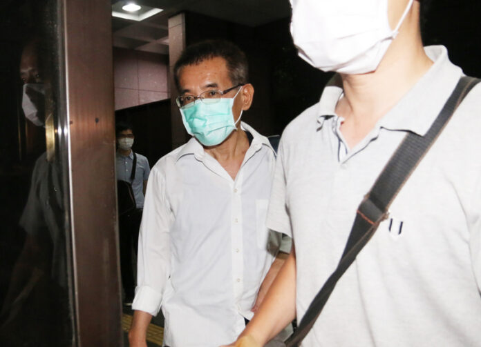 Le suspect Lee Yi-hsien (au centre) a été inculpé aujourd'hui avec deux autres personnes dans le cadre d'une affaire d'espionnage au compte de la Chine (Image : archive CNA)