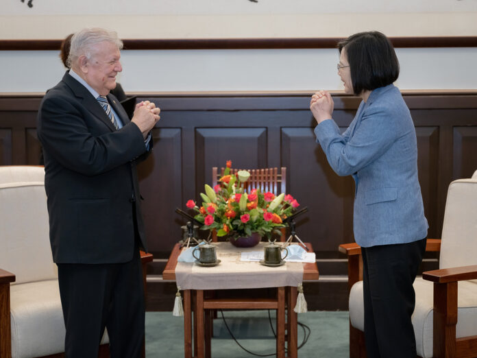 La présidente Tsai Ing-wen (droite) a reçu aujourd'hui l'ambassadeur du Nicaragua à Taïwan au Palais présidentiel (Image : aimable crédit du Palais présidentiel)